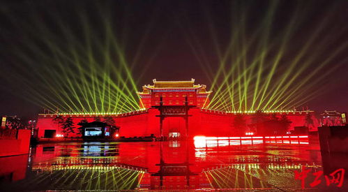 西安南门广场亮灯 新春氛围投影灯点亮古都夜色