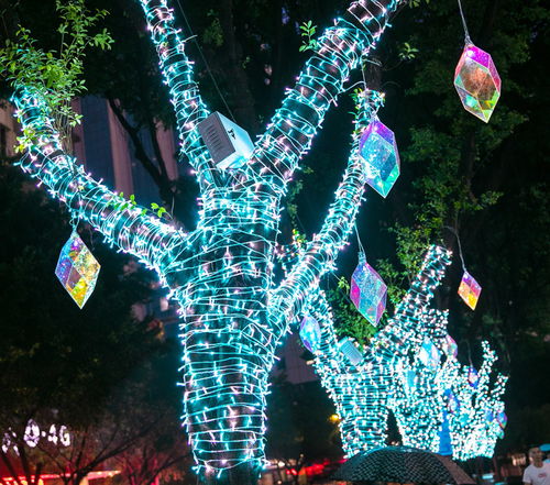 光影交错中的清凉夏夜 夏季夜经济与氛围投影灯点亮城市夜景